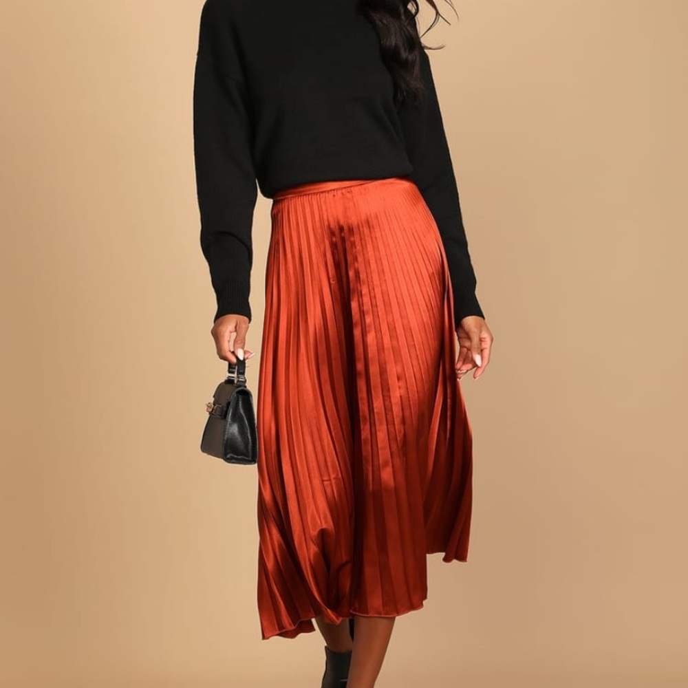 Lulu’s rust pleated satin skirt